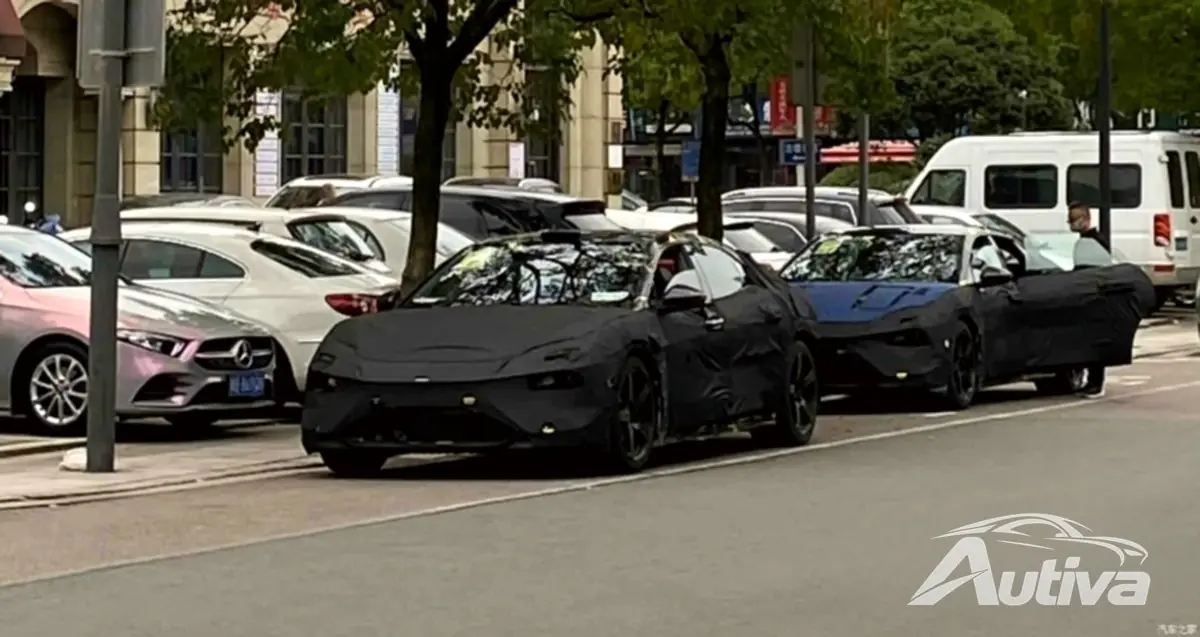 Ein Paar Lotus Envya, gesichtet auf der Straße in China