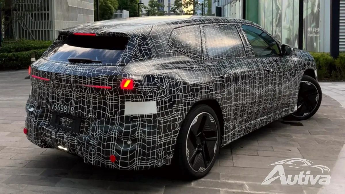 新款 BMW iX3 电动 SUV 现身上海街头