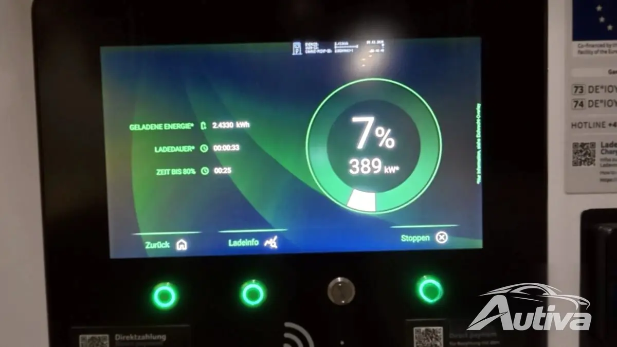 De iX3 wist een laadsnelheid van 389 kWh te bereiken - bron: Car Maniac/YouTube