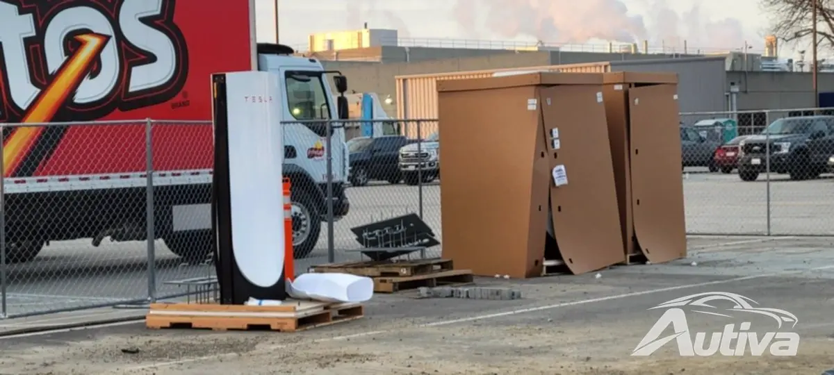 Одно из первых зарядных устройств Tesla мощностью 750 кВт ожидает установки Одно из первых зарядных устройств Tesla мощностью 750 кВт ожидает установки