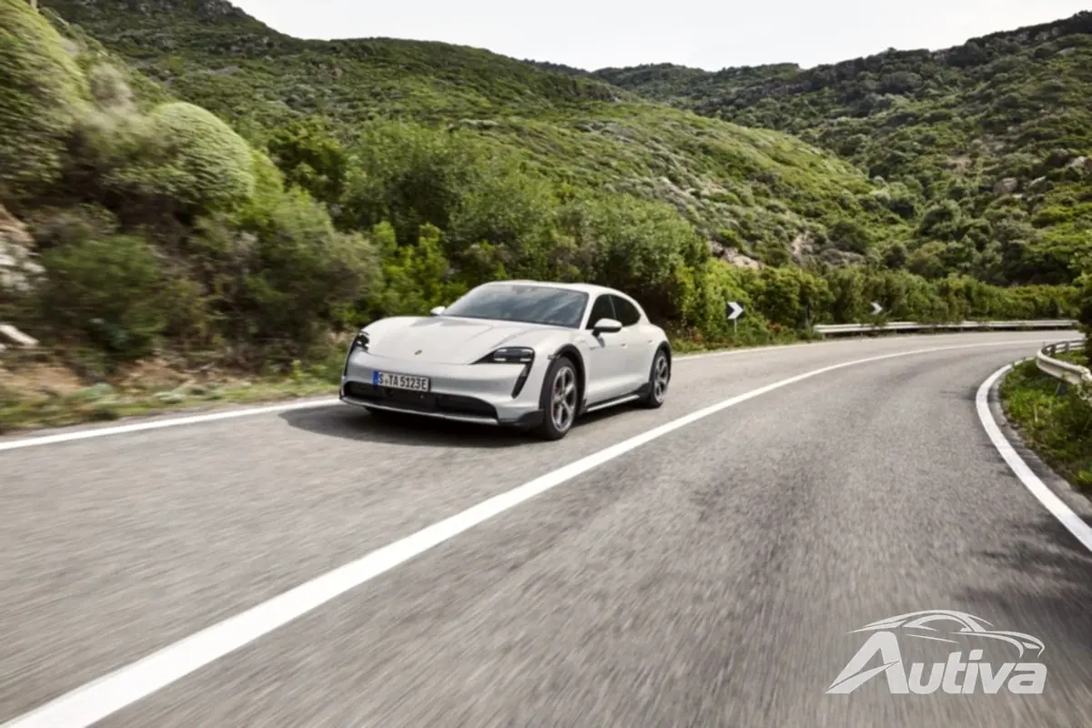 La Porsche Taycan Cross Turismo è qui per portarti fuoristrada con passeggeri posteriori più alti La Porsche Taycan Cross Turismo è qui per portarti fuoristrada con passeggeri posteriori più alti