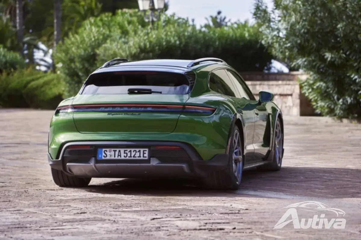 La Porsche Taycan Cross Turismo è qui per portarti fuoristrada con passeggeri posteriori più alti La Porsche Taycan Cross Turismo è qui per portarti fuoristrada con passeggeri posteriori più alti