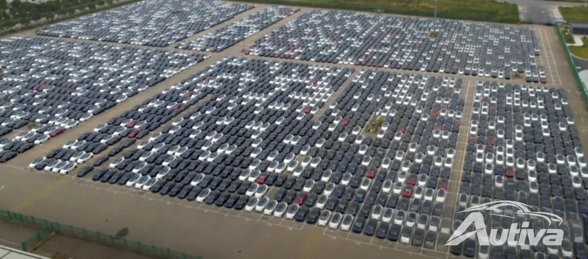 Les Tesla invendues s’accumulent dans les parkings aux États-Unis Les Tesla invendues s’accumulent dans les parkings aux États-Unis