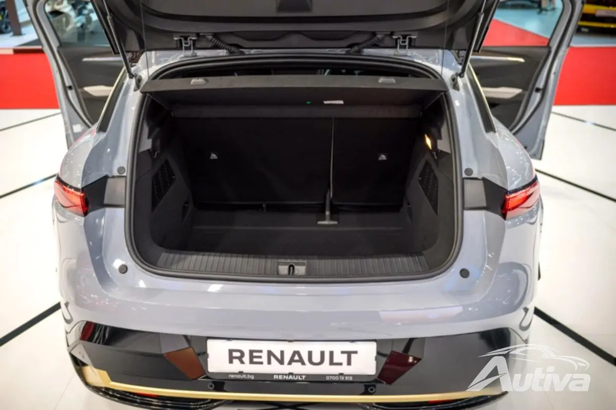 后备箱很大但很窄而且坐得很高 后备箱很大但很窄而且坐得很高