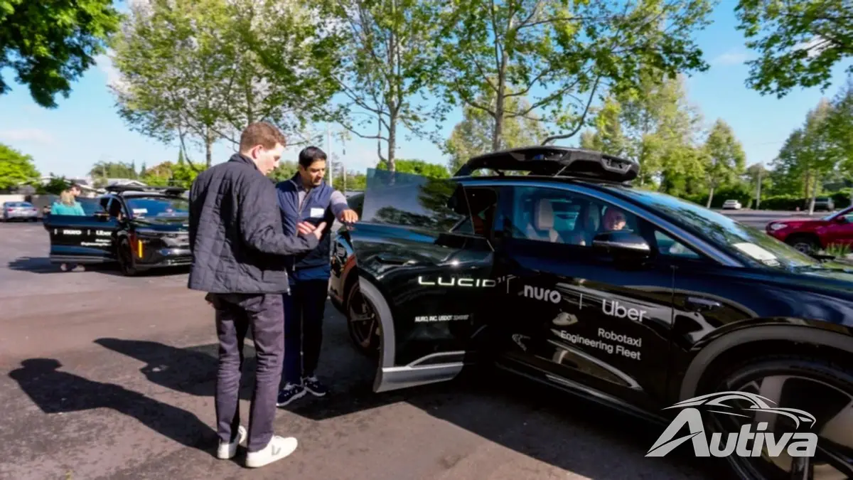 Des employés d'Uber testent la Lucid Gravity, une voiture autonome Des employés d'Uber testent la Lucid Gravity, une voiture autonome