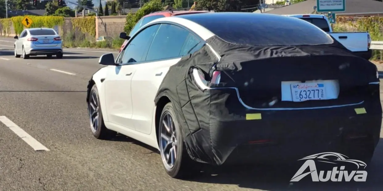 Visualizza la Tesla Model3 riprogettata con camuffamento e luci posteriori verticali.