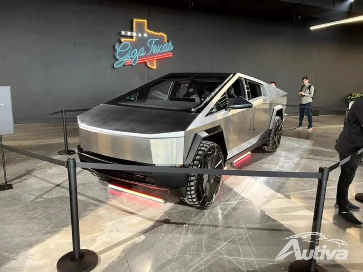 Tesla Cybertruck이 성공을 향한 여정을 시작합니다. 첫 번째 유닛이 생산 라인에서 출시됩니다.