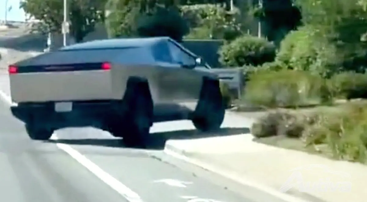 Tesla Cybertruck exibe nova barra de luz traseira