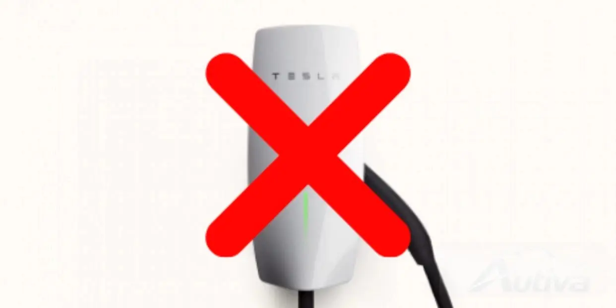 Tesla abbandona i caricabatterie, seguendo l'esempio di Apple
