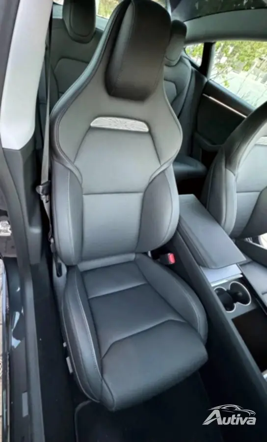 Tesla Model 3 Intérieur ridicule