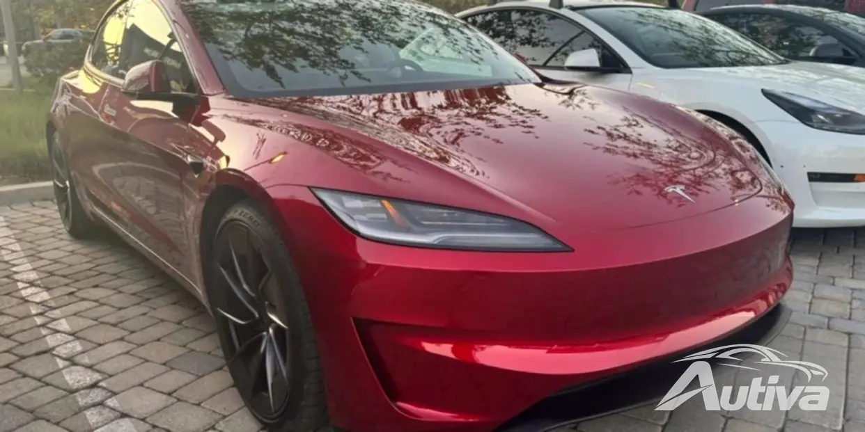 特斯拉 Model 3 Ludicrous 版摆出姿势进行外观和内饰拍摄
