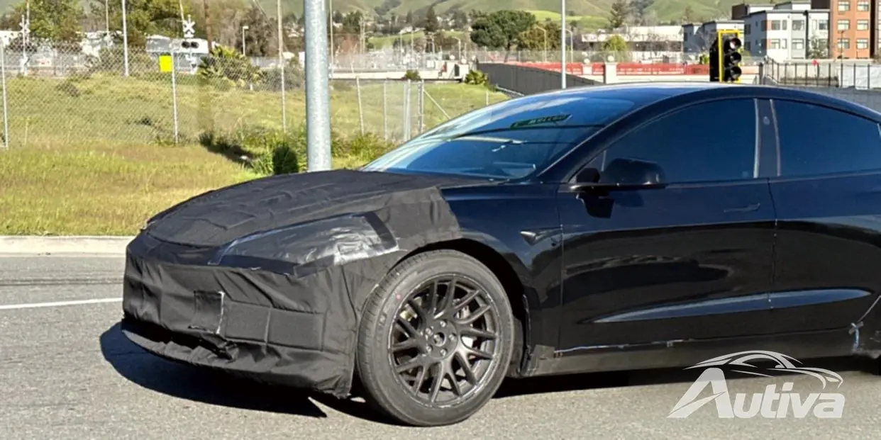 Modelo actualizado del Tesla Model 3 visto con ruedas nuevas