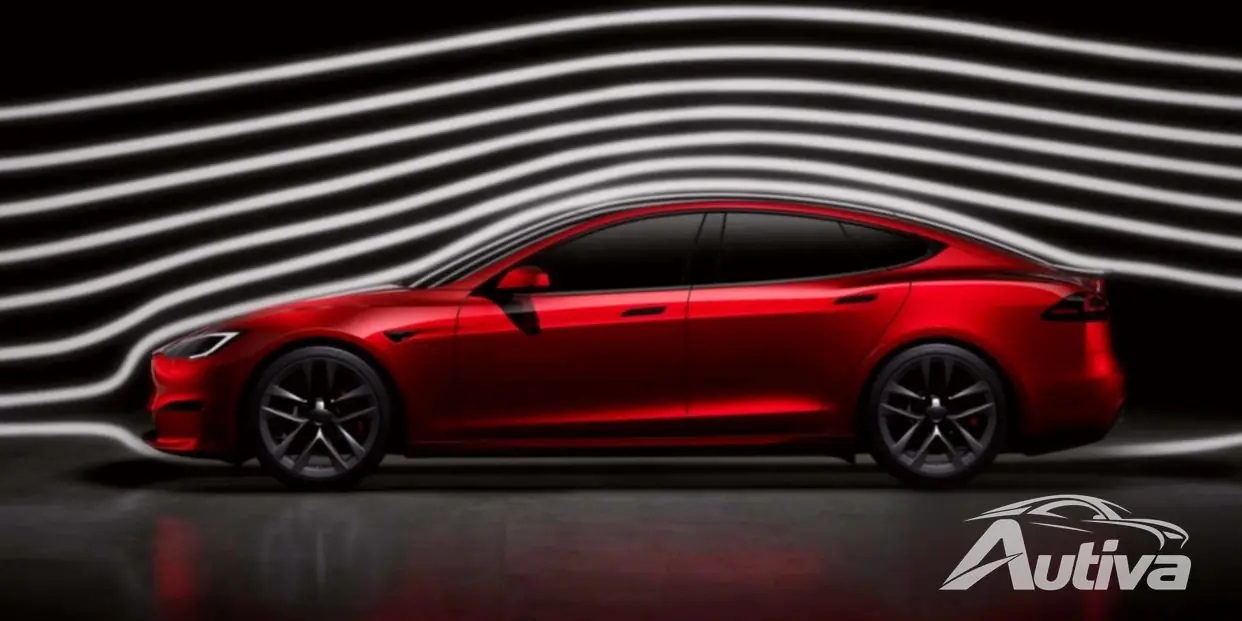 特斯拉 Model S 首次亮相玻璃车顶、新色调和圆形方向盘