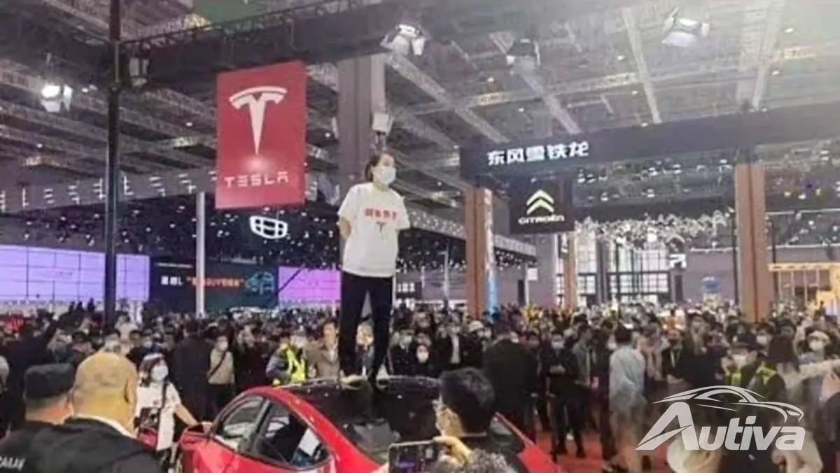 Uno dei tanti manifestanti che incolpano Tesla per gli incidenti