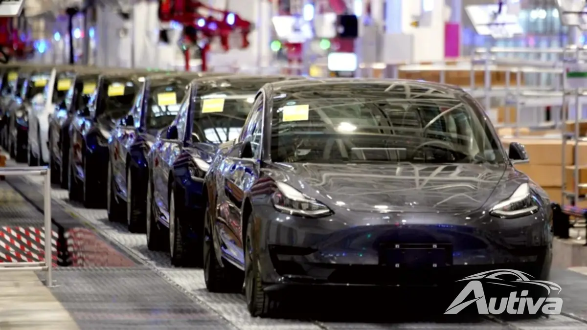 Tesla Model 3 på samlebånd