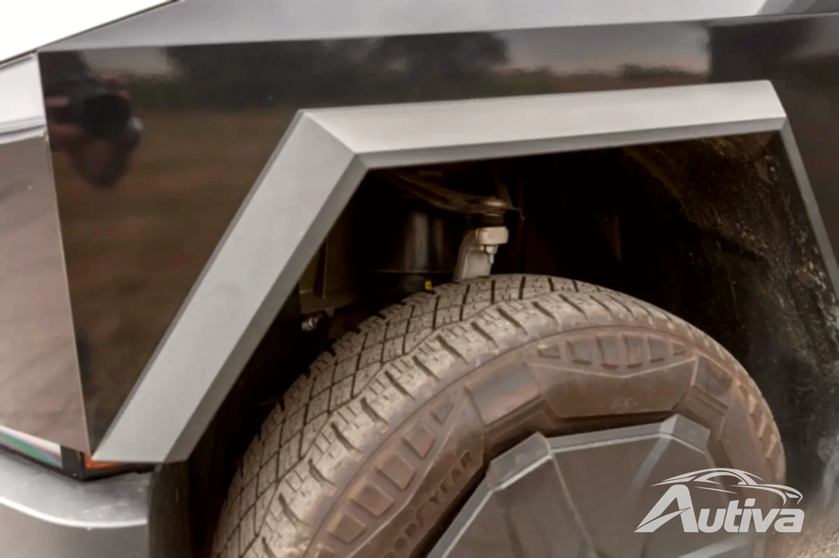 Вождение Tesla Cybertruck Cyberbeast в Европе: обширный обзор Вождение Tesla Cybertruck Cyberbeast в Европе: обширный обзор