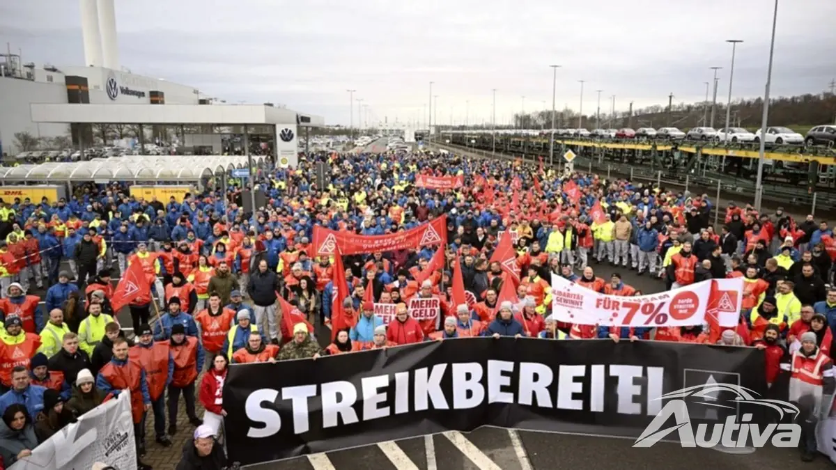 Pracownicy Volkswagena strajkują w związku z grożącymi obniżkami wynagrodzeń i zamknięciem fabryk Pracownicy Volkswagena strajkują w związku z grożącymi obniżkami wynagrodzeń i zamknięciem fabryk