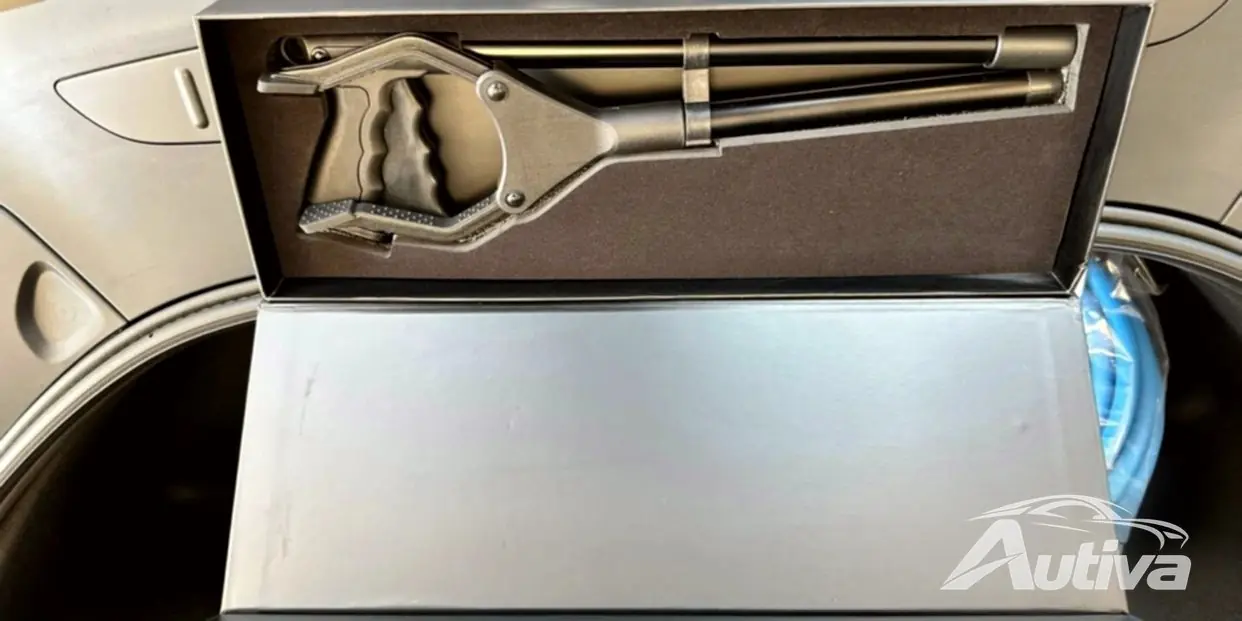 Warum Tesla glaubt, dass ein einfacher Greifstock in Großbritannien den Rechtslenker ersetzen kann