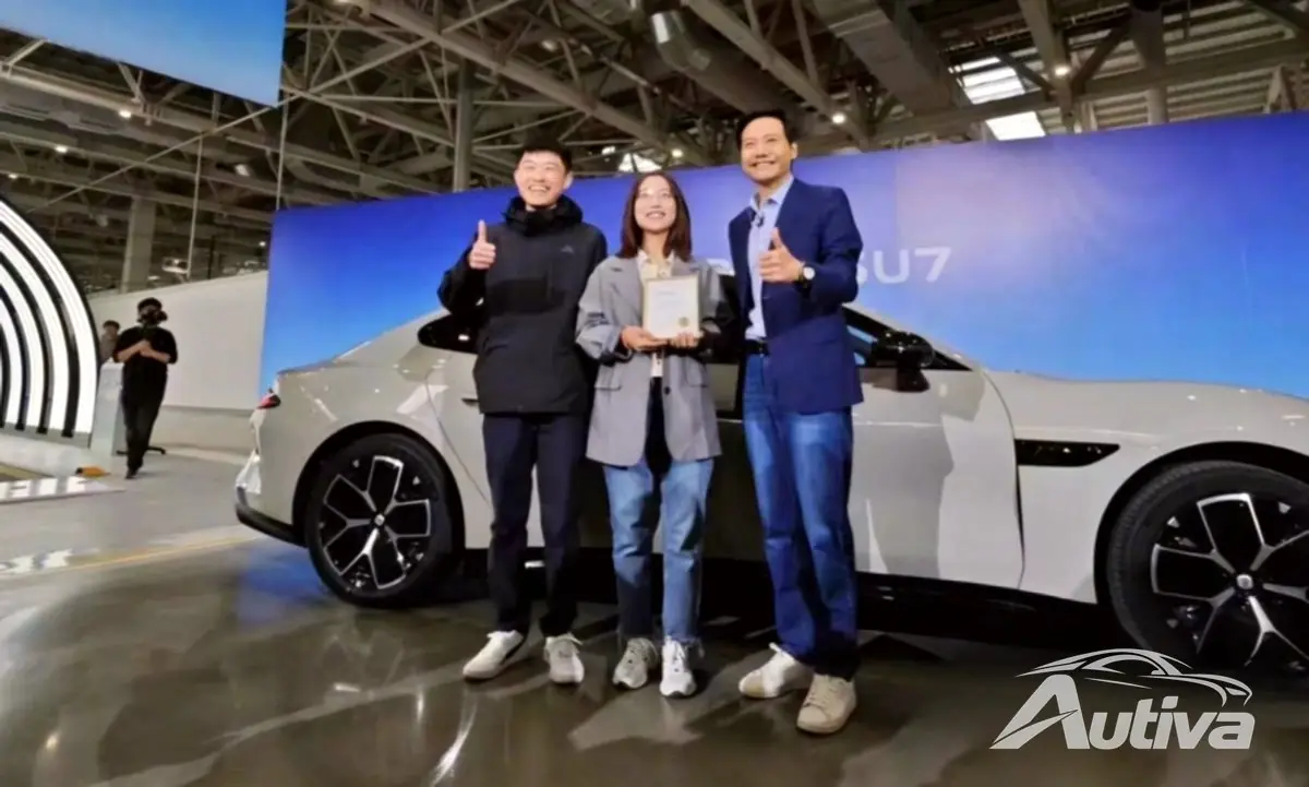 小米CEO交付首款SU7