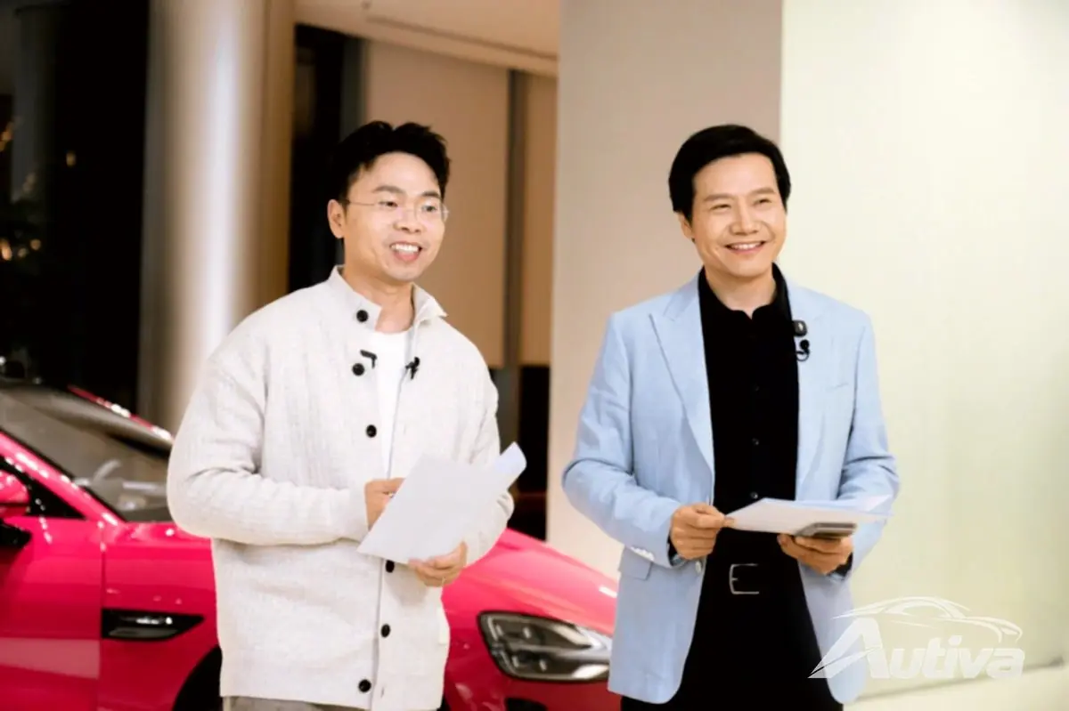 O CEO da Xiaomi, Lei Jun, entrega o SU7 final ao novo proprietário - fonte: Weibo/Lei Jun O CEO da Xiaomi, Lei Jun, entrega o SU7 final ao novo proprietário - fonte: Weibo/Lei Jun