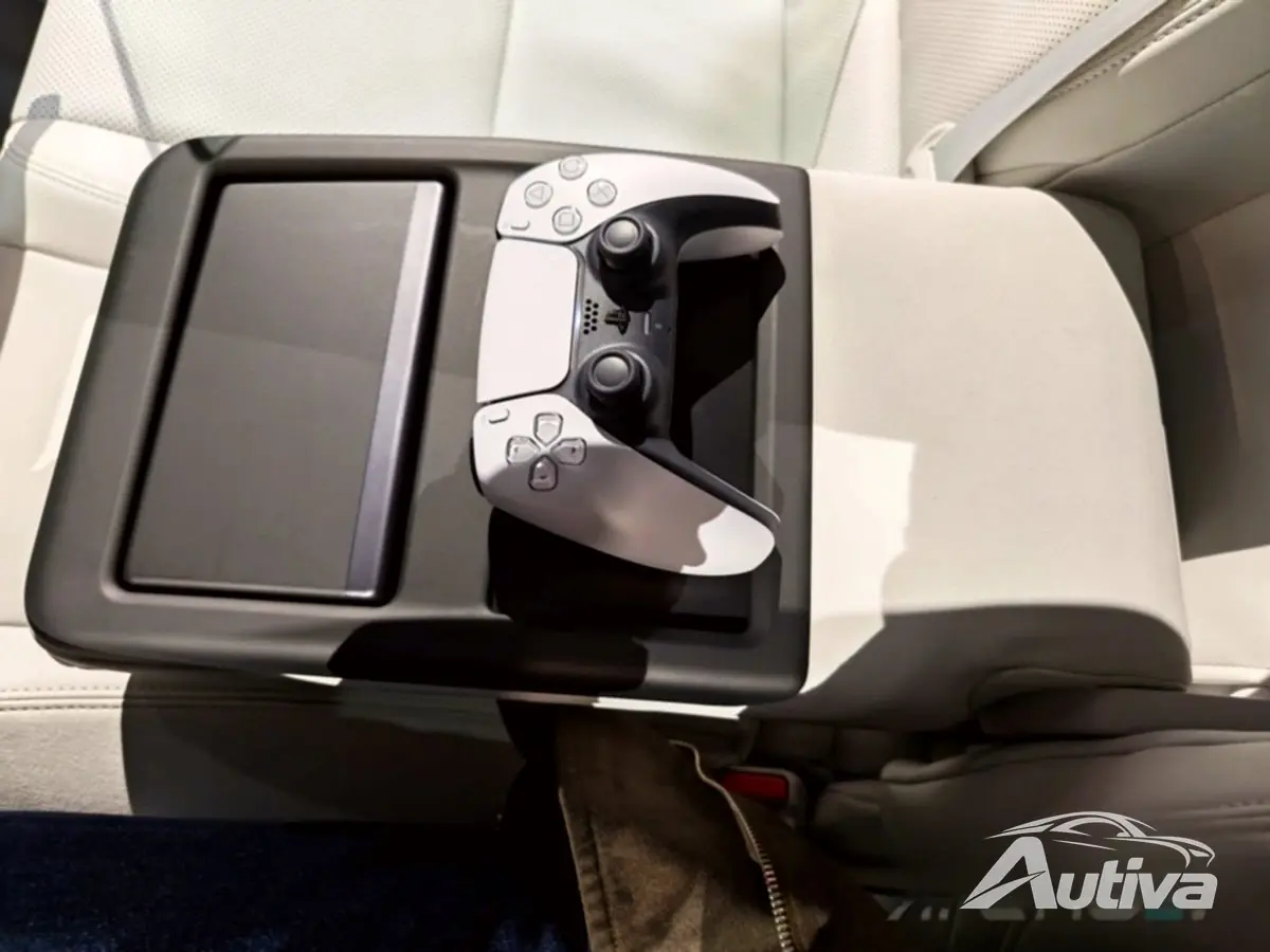 後部座席にはPlayStation 5。