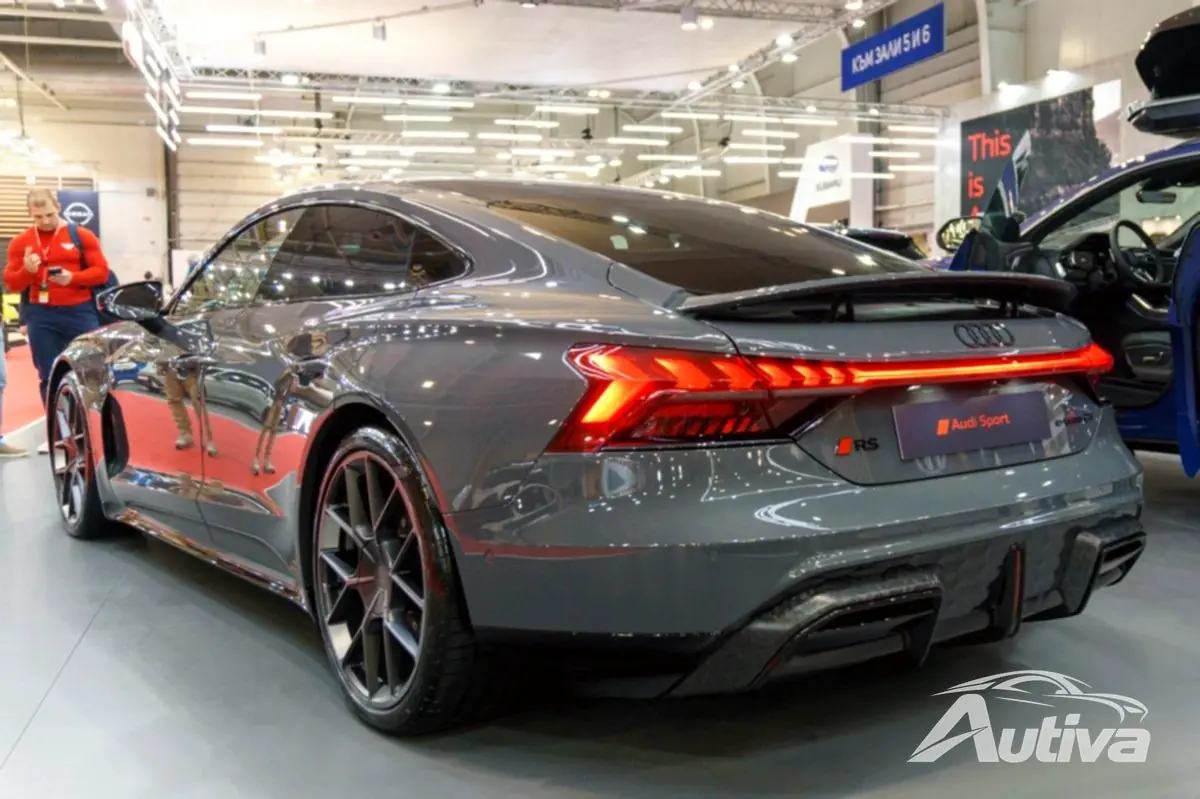 El nuevo Audi e-tron GT a la izquierda, el antiguo a la derecha