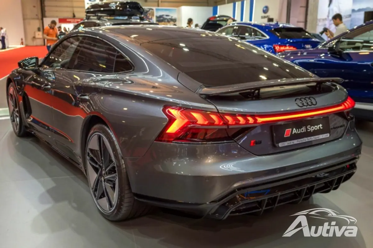 Links der neue Audi e-tron GT, rechts der alte