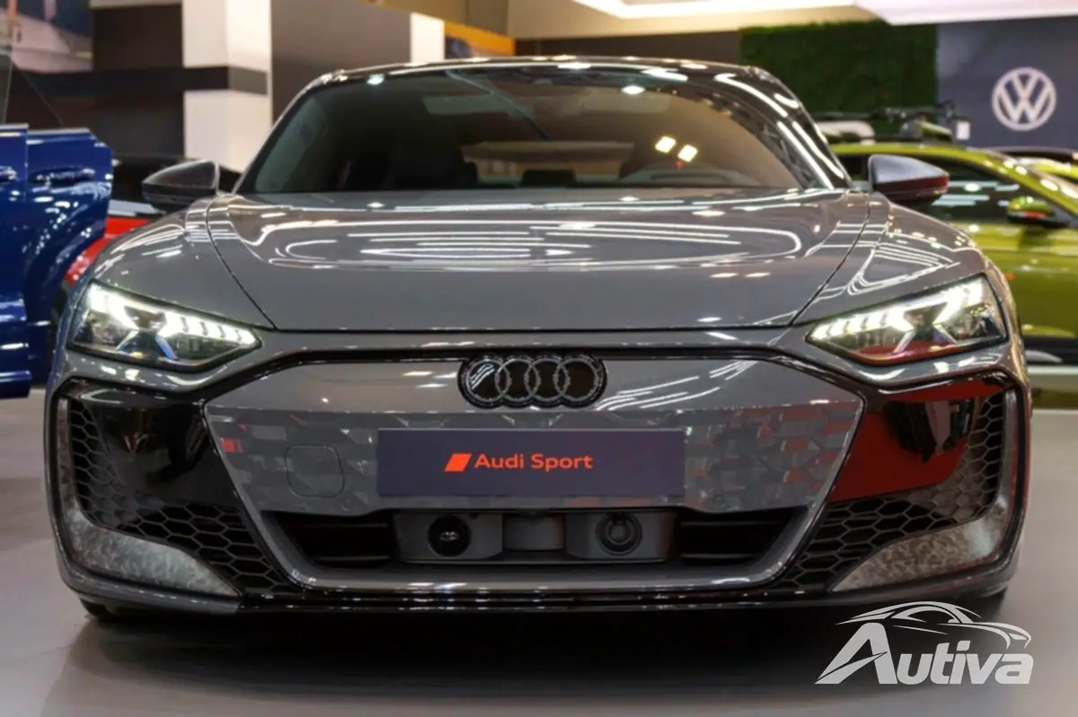 左が新型アウディ e-tron GT、右が旧型