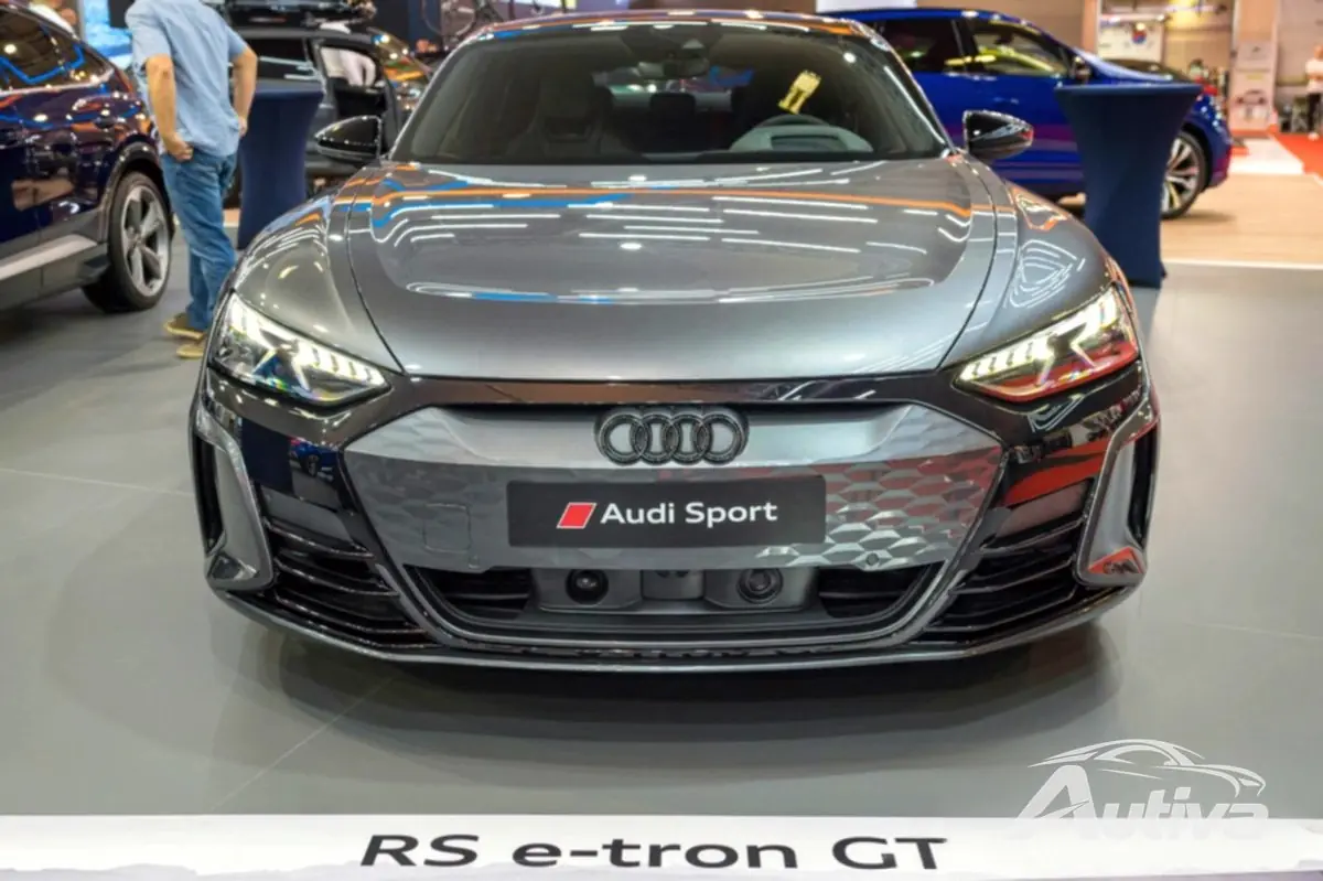 左が新型アウディ e-tron GT、右が旧型
