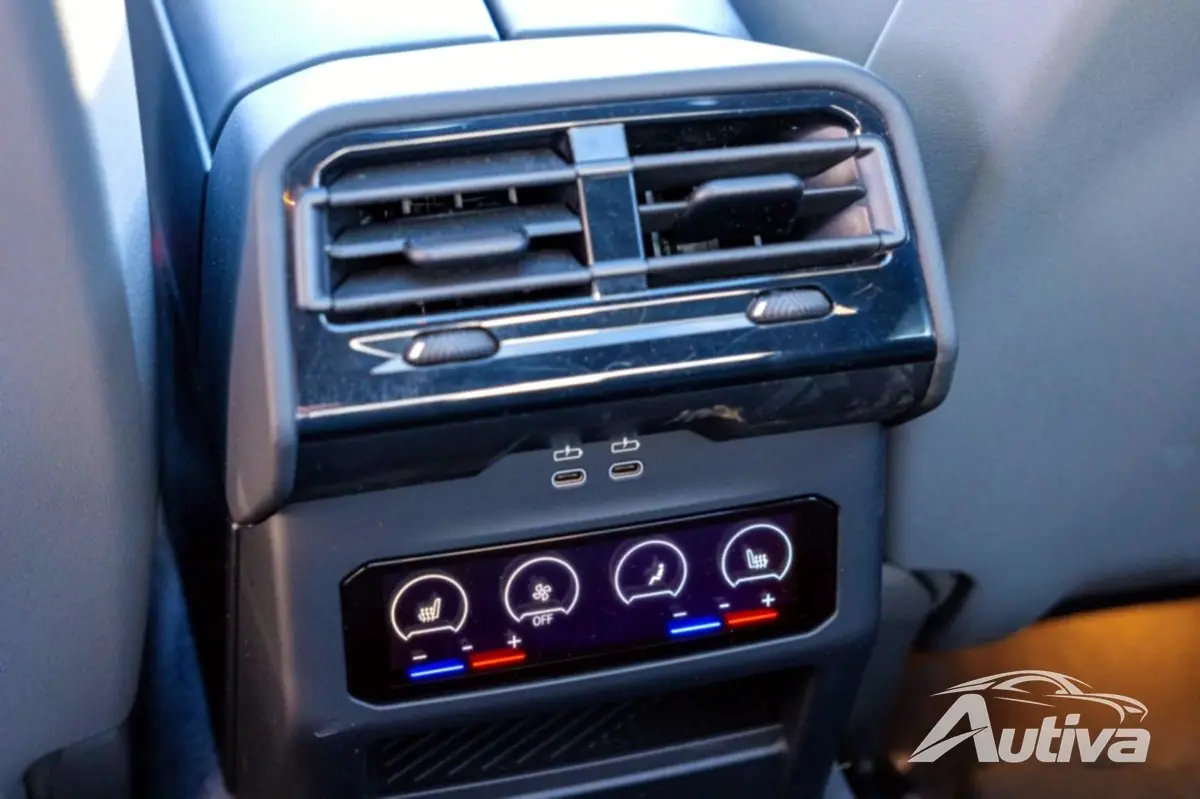 تأتي المقاعد الخلفية مع راحة إضافية رائعة، ولكن لا توجد شاشات تلفزيون مدمجة.