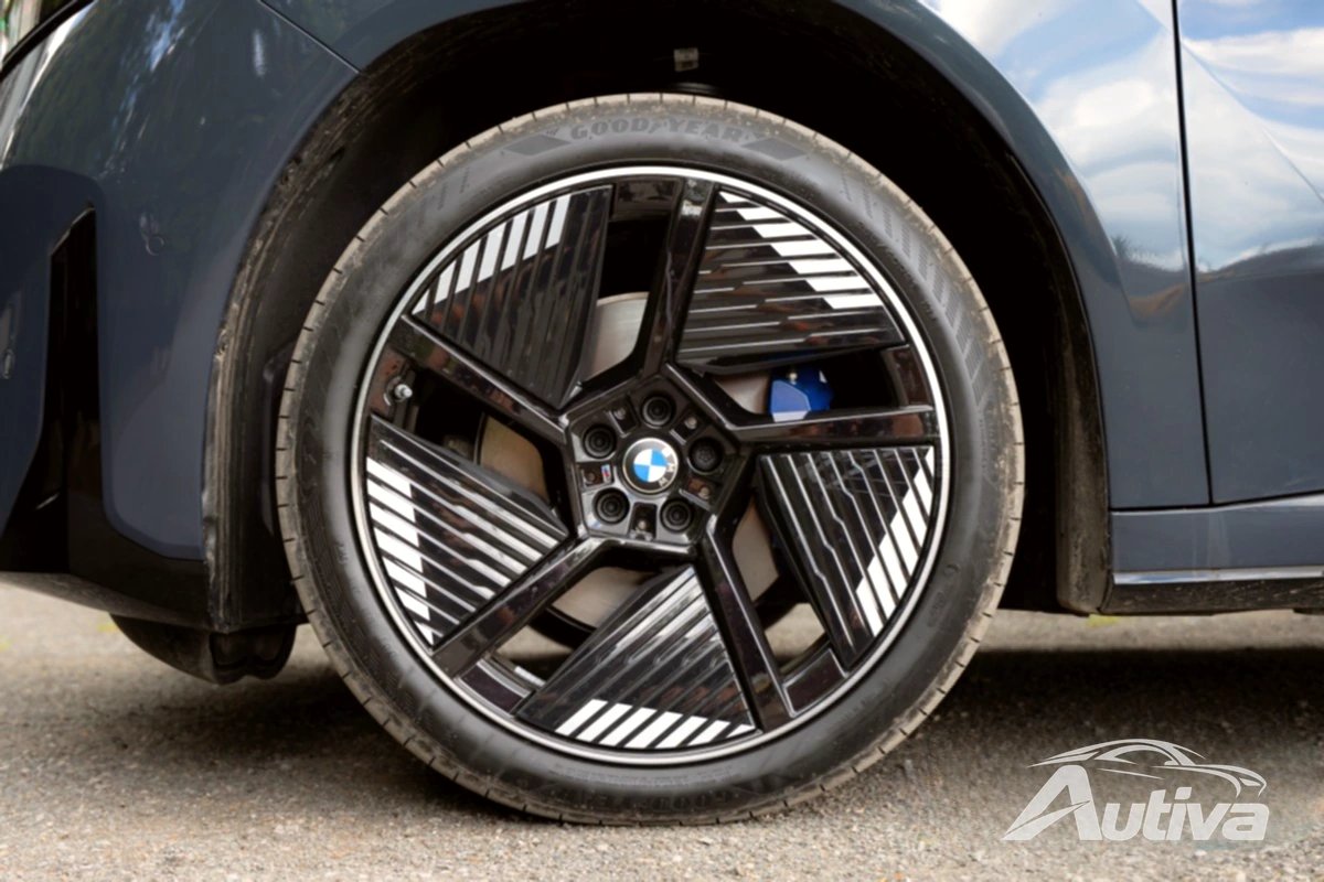 Profilo laterale della BMW iX3