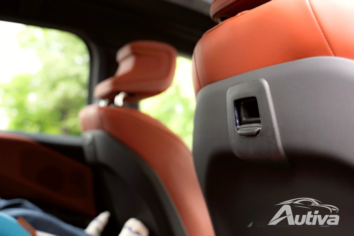 BMW iX3 con seggiolino per bambini montato