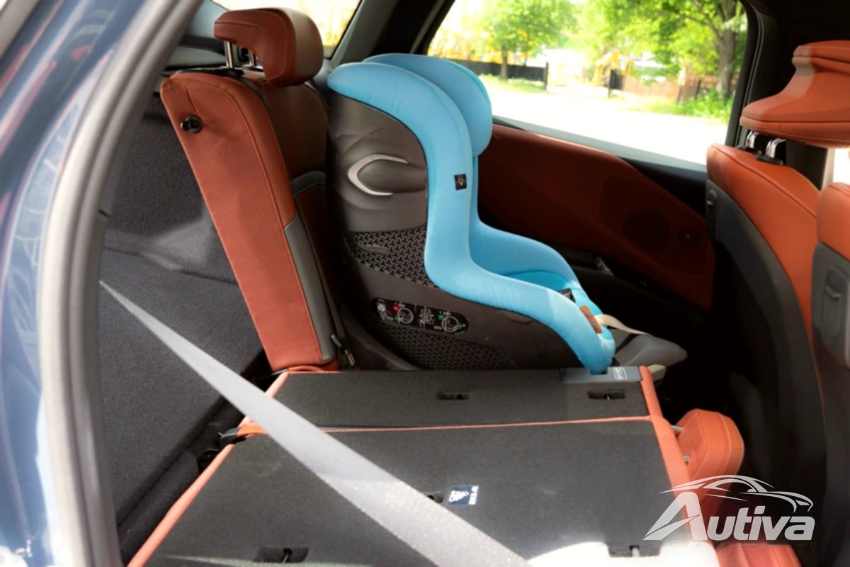 BMW iX3 con seggiolino per bambini montato