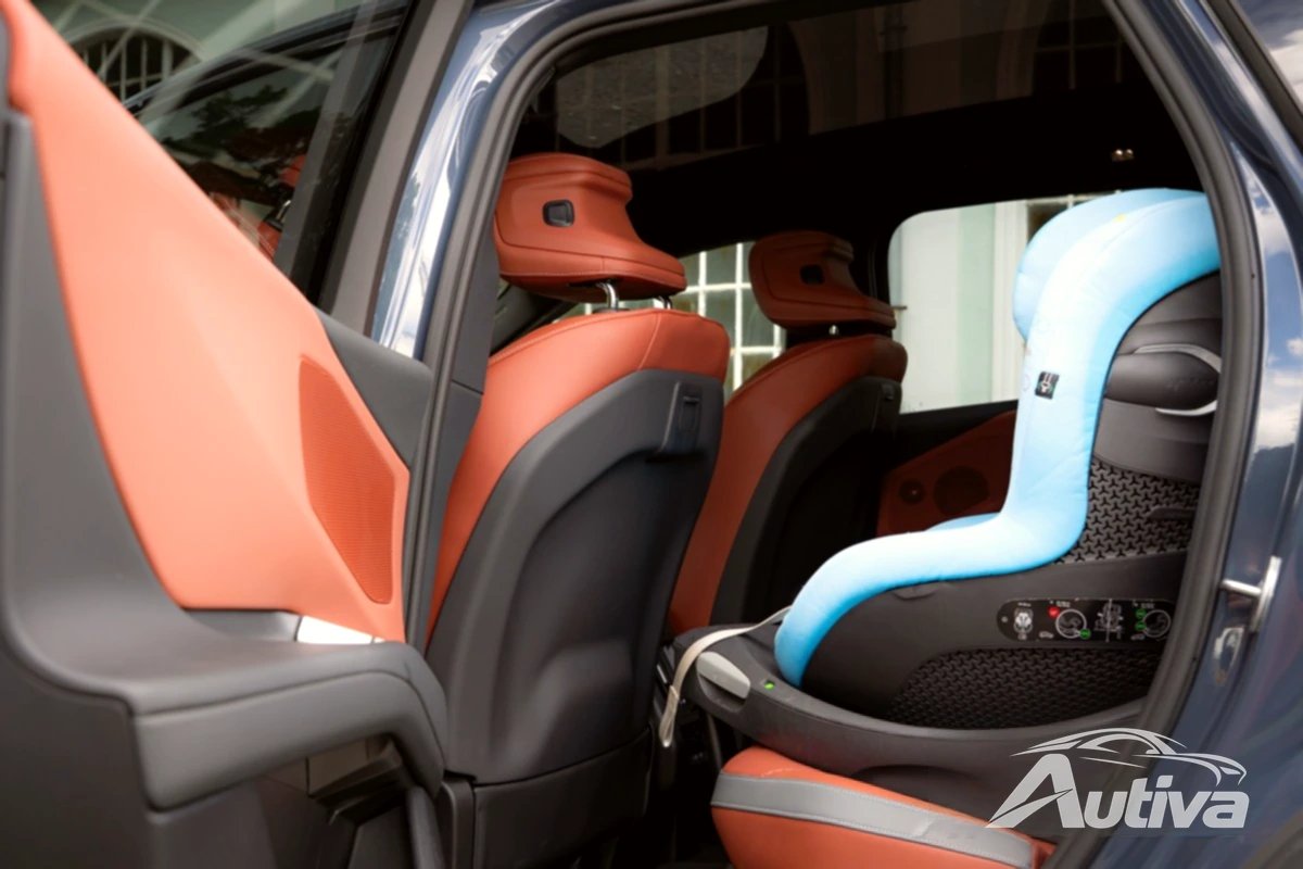 BMW iX3 med barnstol monterad