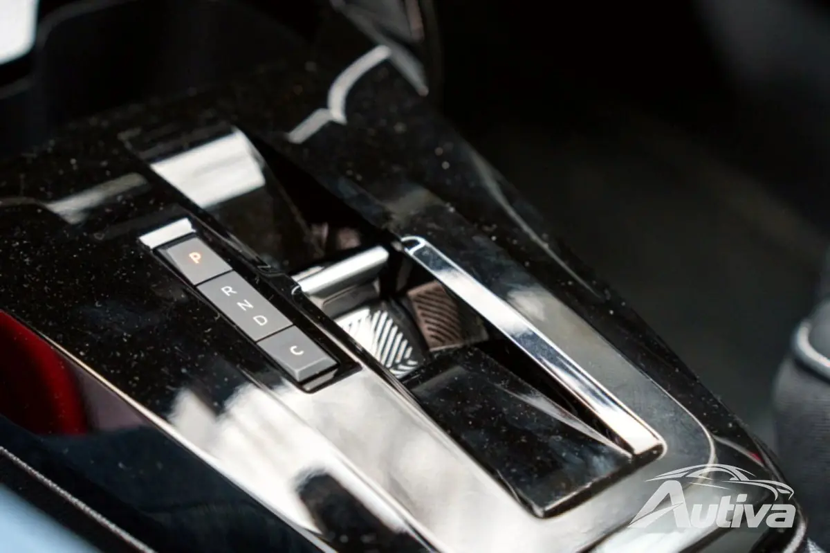 De middenconsole is voorzien van veel plastic.
