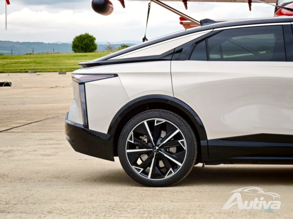 2026 DS N°8 AWD レビュー 2026 DS N°8 AWD レビュー