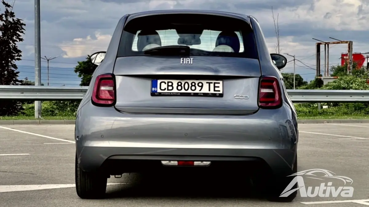 Das Heck des Autos kann nicht mit etwas anderem als dem Fiat 500 verwechselt werden.