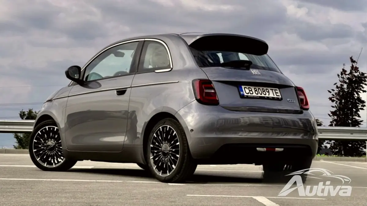 De buitenkant van de Fiat 500e is gevuld met kenmerkende details om zijn iconische look te onderstrepen.