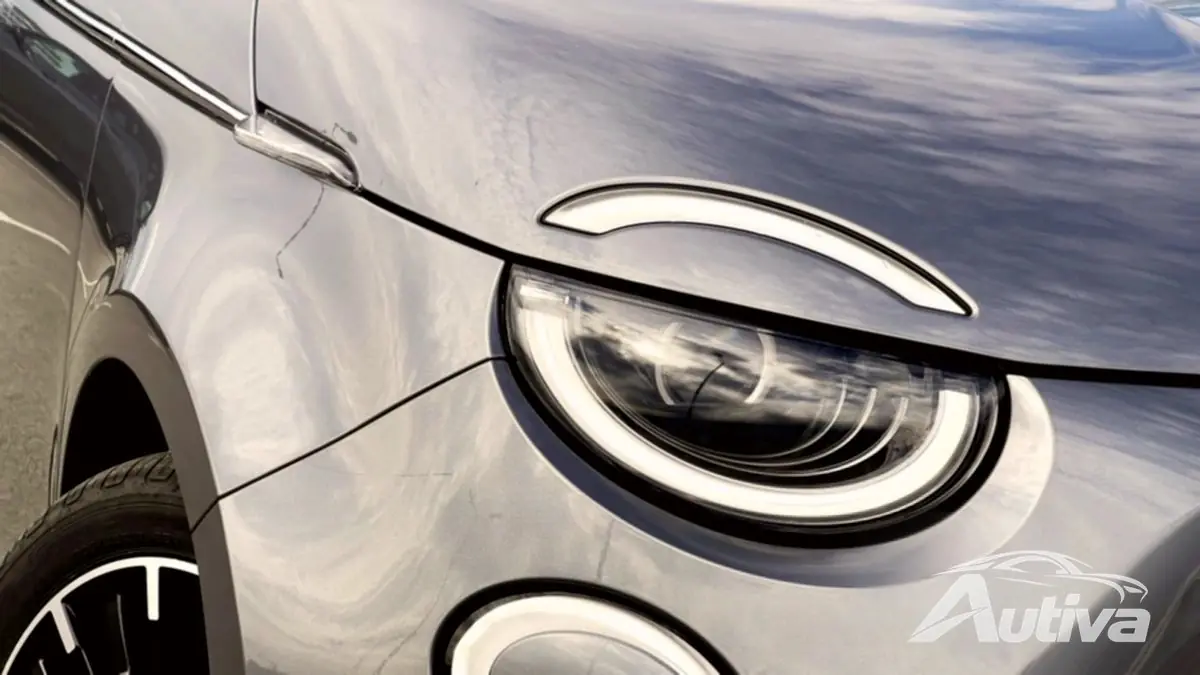 De buitenkant van de Fiat 500e is gevuld met kenmerkende details om zijn iconische look te onderstrepen.