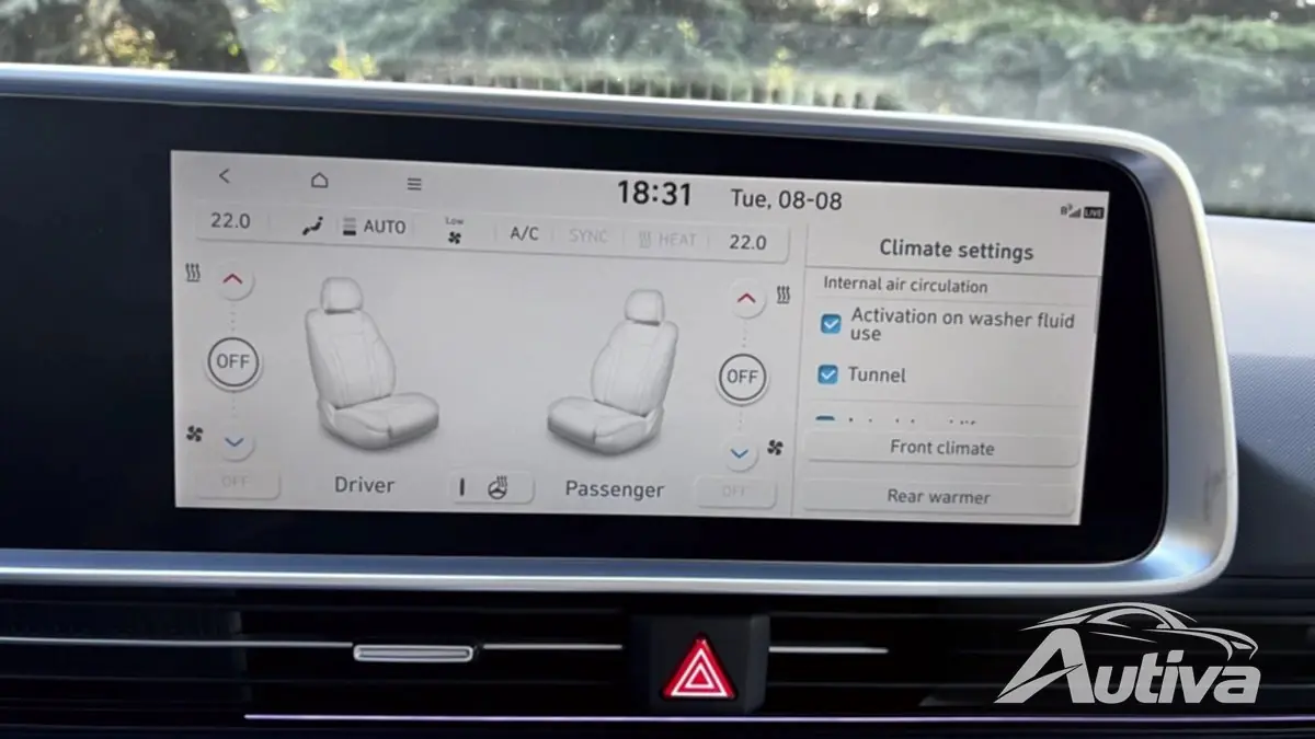 Los controles de clima de los asientos están ubicados en la pantalla central, separados de todos los demás controles de clima.