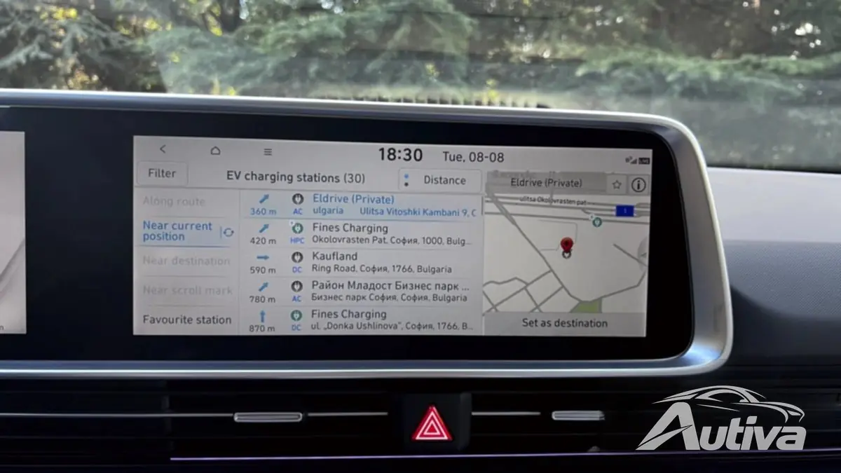 Apple Car Play funciona muy bien, mientras que el navegador por satélite integrado es extremadamente preciso y puede mostrarte ubicaciones de carga.