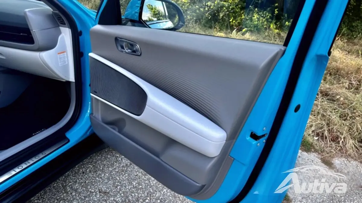I passeggeri posteriori ottengono più spazio nella portiera e altre due porte di ricarica USB-C.