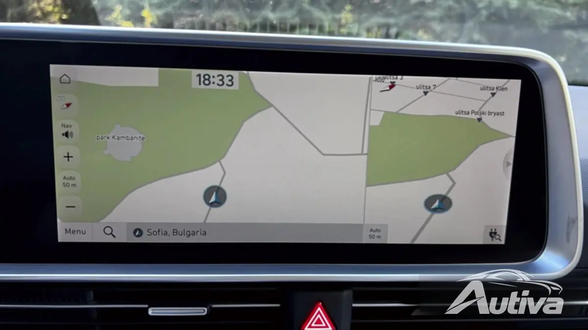 Il gioco con l'auto di Apple funziona alla grande, mentre il navigatore satellitare integrato è estremamente preciso e può mostrarti le posizioni di ricarica.