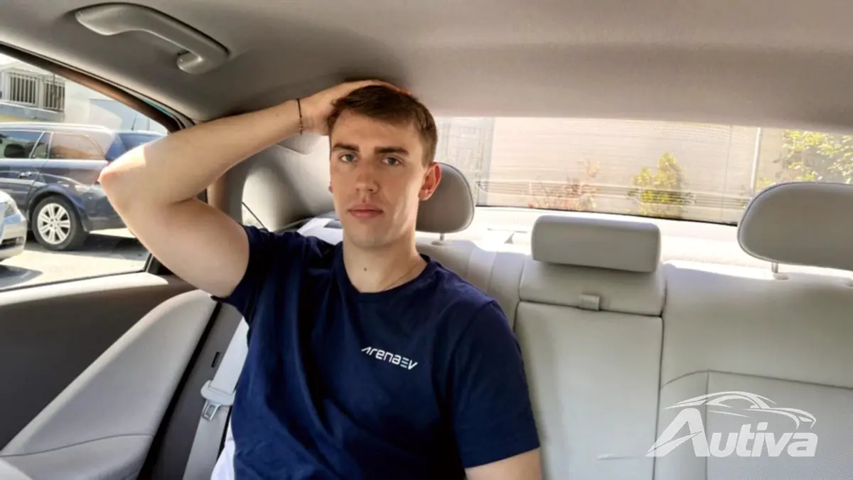 Uzun boylu yolcular bile Ioniq 6'nın arka koltuklarına sorunsuzca sığarlar.