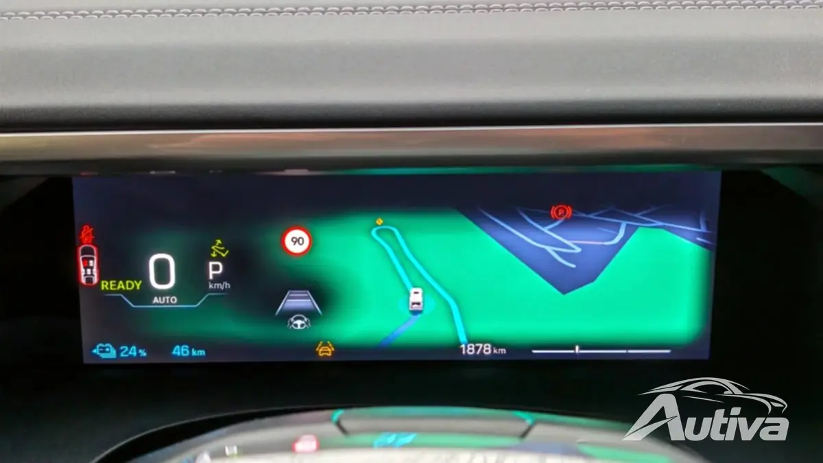 يتم عرض نظام الملاحة CarPlay في مجموعة العدادات في سيارة Jeep Compass e!