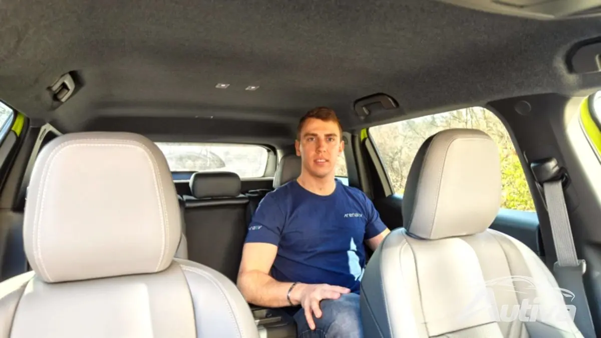 Platz auf dem Rücksitz des Jeep Compass e