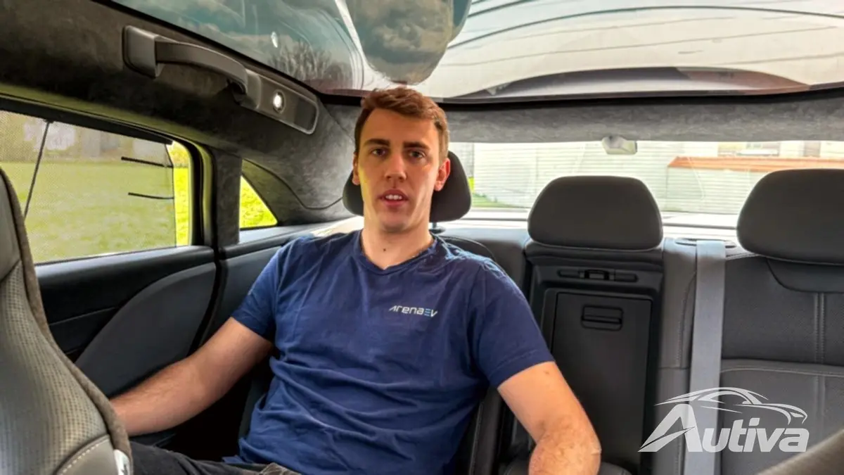लंबे वयस्कों को ल्यूसिड एयर के पिछले हिस्से में फिट होने में कोई समस्या नहीं होती है।