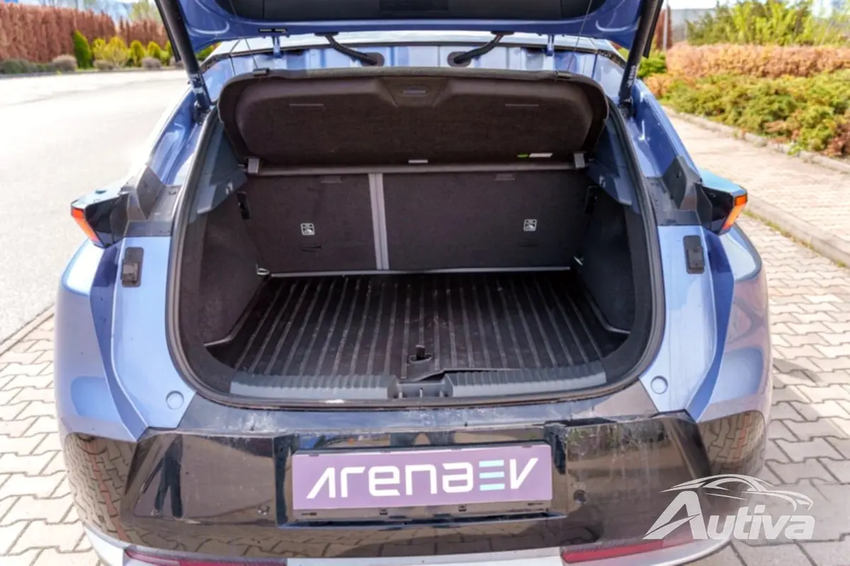 El espacio en el maletero del Lynk & Co 02 es decente.