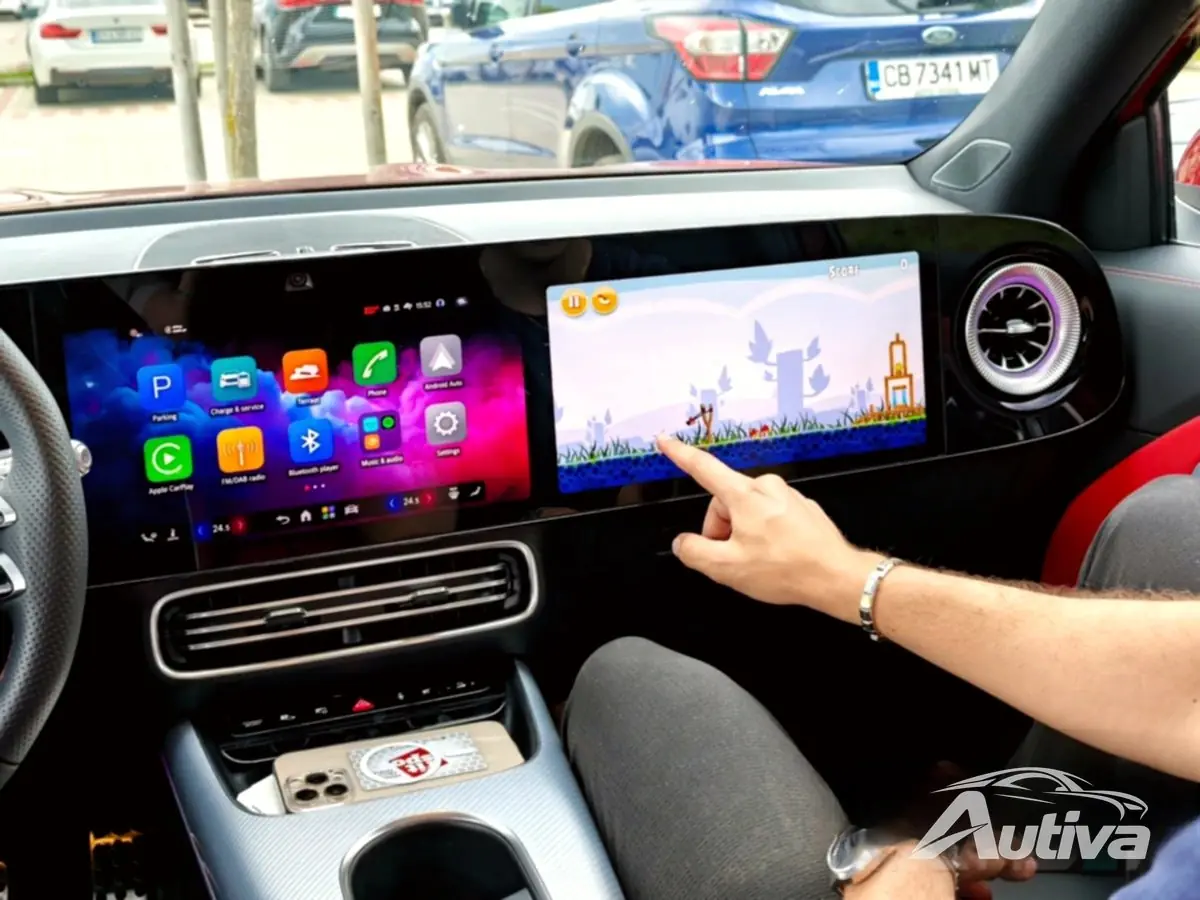 Mercedes GLB con display passeggero