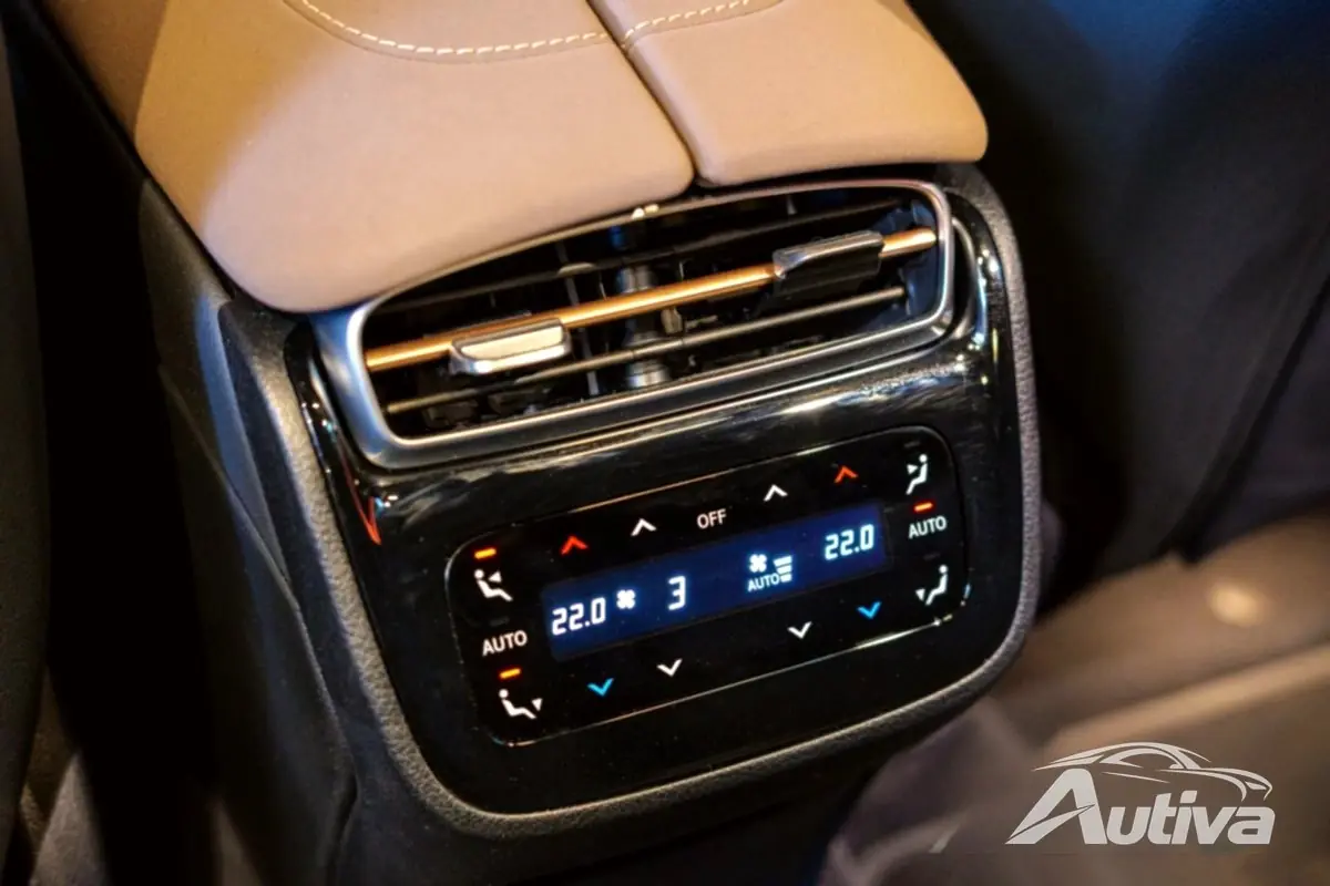 يتمتع ركاب المقعد الخلفي في سيارة EQS SUV برفاهية رائعة.